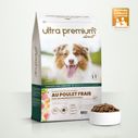 Graanvrije Brokken met verse kip voor volwassen hond van alle groottes in een zak van 12 kg op een witte achtergrond