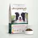 Graanvrije Brokken met verse zalm voor volwassen hond van alle groottes in een zak van 12 kg op een witte ondergrond