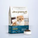 Lichte Brokken voor gesteriliseerd volwassen kat in een zak van 10 kg op een lichtblauwe achtergrond