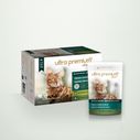 Gesneden vlees in graanvrije saus voor kat met kip & kalkoen op een lichtgroene ondergrond