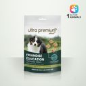 Zak met educatieve snacks gemaakt zonder graan voor hond, op witte achtergrond