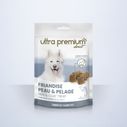 Zak met zalmhuid- en snacks voor hond, op witte achtergrond
