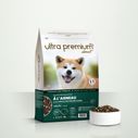 Protein Boost graanvrije Brokken voor hond met een gevoelige spijsvertering in een zak van 12 kg op een witte ondergrond