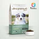 Graanvrije Brokken voor puppy's van alle groottes met een gevoelige spijsvertering op een witte achtergrond