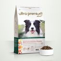 Graanvrije Brokken met verse zalm voor volwassen hond van alle groottes in een zak van 12 kg op een witte ondergrond