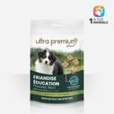 Zak met educatieve snacks gemaakt zonder graan voor hond, op witte achtergrond