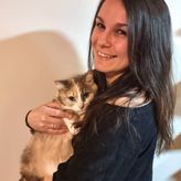 Camille avec son chat dans les bras