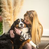 Sarah qui fait un câlin à Pacha, une chienne bouvier bernois.