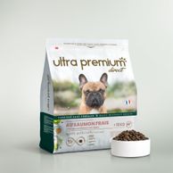 Croquettes nature au saumon frais pour chien adulte de petite taille en sac de 7 kg sur fond blanc