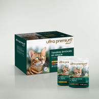 Gesneden vlees in graanvrije saus voor kat met kip & kalkoen op een lichtgroene ondergrond