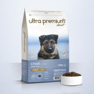 Gamelle contenant les croquettes Super Premium pour chiot de grande taille en gros plan