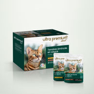 Émincés en sauce sans céréales pour chat au poulet & à la dinde sur fond vert clair