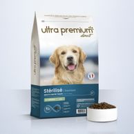 Lichte Super Premium- Brokken voor gesteriliseerd hond / honden met overgewicht van alle groottes in een zak van 12 kg op een lichtblauwe achtergrond