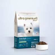 Lichte Super Premium Brokken voor kleine gesteriliseerd / overgewicht hond in een zak van 12 kg op een lichtblauwe achtergrond