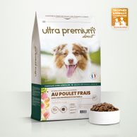 Graanvrije Brokken met verse kip voor volwassen hond van alle groottes in een zak van 12 kg op een witte achtergrond