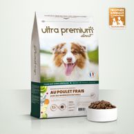 Graanvrije Brokken met verse kip voor volwassen hond van alle groottes in een zak van 12 kg op een witte achtergrond