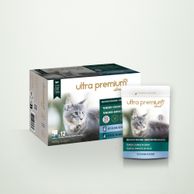 Gesneden vlees in graanvrije saus voor kat met zalm & kabeljauw op een lichtgroene ondergrond