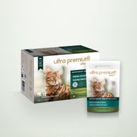 Gesneden vlees in graanvrije saus voor kat met kip & kalkoen op een lichtgroene ondergrond
