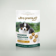 Zak met educatieve snacks gemaakt zonder graan voor hond, op witte achtergrond