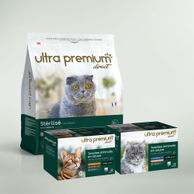 Dubbel voeding bestaande uit een zak graanvrije brokken van 7 kg voor gesteriliseerd volwassen kat en 96 plakjes graanvrije saus voor kat waarvan 48 zalm- en kabeljauwsmaak en 48 kip- en kalkoensmaak, op een lichtgroene achtergrond