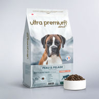 Gamelle remplie de croquettes peau et pelage pour chien adulte toutes tailles au saumon