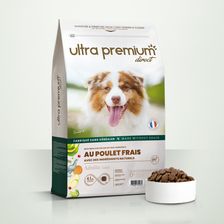 Croquettes sans céréales au poulet frais pour chien adulte de toutes tailles en sac de 12 kg sur fond blanc