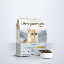 Lichte voerbak met kippenbrokjes voor gesteriliseerde katten