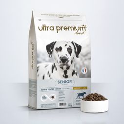 Croquettes Care pour chien adulte senior de toutes tailles en sac de 12 kg sur fond blanc