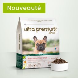 Croquettes nature au saumon frais pour chien adulte de petite taille en sac de 7 kg sur fond blanc