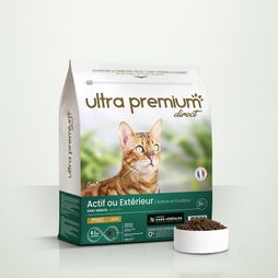 Croquettes sans céréales pour chat adulte actif ou d'extérieur en sac de 7 kg sur fond vert clair