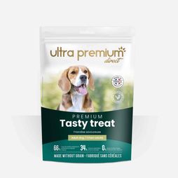 Friandise savoureuse sans céréales pour chien adulte sur fond blanc