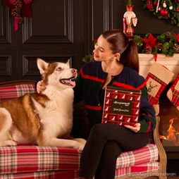 Gaëlle et son chien Husky Timour avec le coffret Noël pour chien