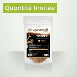 Topper Freeze Dried de poulet cru séché à froid, sur fond blanc