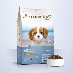 Super Premium Brokken voor kleine en middelgrote puppy's in een zak van 12 kg op een lichtblauwe achtergrond