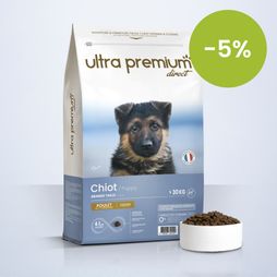 Super Premium Brokken voor grote puppy's in een zak van 12 kg op een lichtblauwe achtergrond