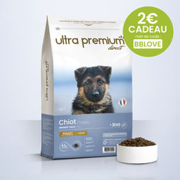 Super Premium Brokken voor grote puppy's in een zak van 12 kg op een lichtblauwe achtergrond