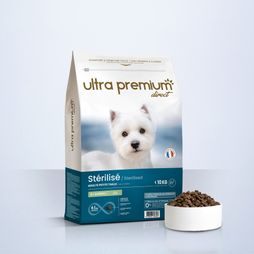 Lichte Super Premium Brokken voor kleine gesteriliseerd / overgewicht hond in een zak van 12 kg op een lichtblauwe achtergrond