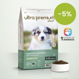 Graanvrije Brokken voor puppy's van alle groottes met een gevoelige spijsvertering op een witte achtergrond