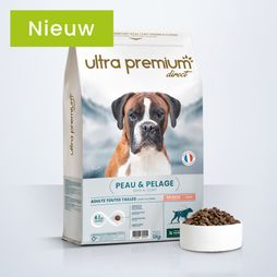 Pakje huid- en vachtkroketten met het hoofd van een bruine boxer en een schaaltje kroketten voor het pakje