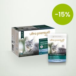 Gesneden vlees in graanvrije saus voor kat met zalm & kabeljauw op een lichtgroene ondergrond