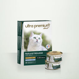 Doosje graanvrije mousse voor volwassen kat met tong & kip op een groene ondergrond