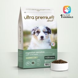Graanvrije Brokken voor puppy's van alle groottes met een gevoelige spijsvertering op een witte achtergrond