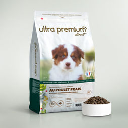 Croquettes sans céréales au poulet frais pour chiot de toutes tailles en sac de 12 kg sur fond blanc