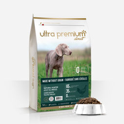 Croquettes sans céréales Natural Hunter pour chien adulte de toutes tailles en sac de 12 kg sur fond blanc