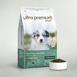 Croquettes sans céréales pour chiot digestion sensible de toutes tailles sur fond blanc