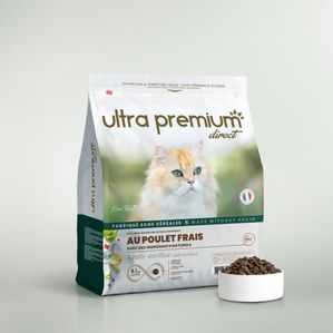 Croquettes sans céréales au poulet frais pour chat adulte stérilisé en sac de 7 kg sur fond vert clair