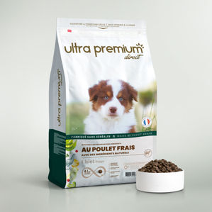 Graanvrije Brokken met verse kip voor puppy's van alle groottes in een zak van 12 kg op witte achtergrond