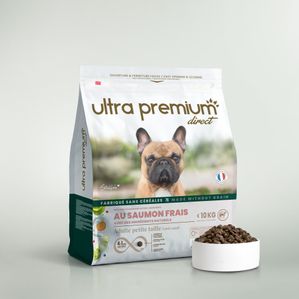 Natuurlijke verse zalmbrokken voor kleine volwassen honden in zakken van 7 kg op witte basis