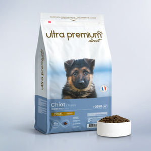 Gamelle contenant les croquettes Super Premium pour chiot de grande taille en gros plan
