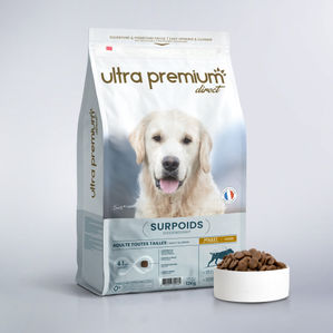 Brokken voor gesteriliseerd / overgewicht volwassen hond van alle groottes in een zak van 12 kg op een witte achtergrond